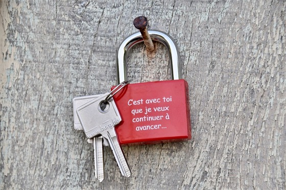 适合情侣发朋友圈的短句子(精选27条)